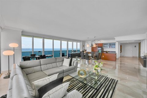 Condo in Hallandale Beach, Florida, 3 bedrooms  № 1888765 - photo 3