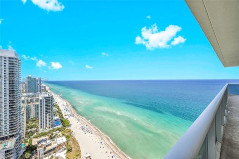 Condo in Hallandale Beach, Florida, 3 bedrooms  № 1888765 - photo 30