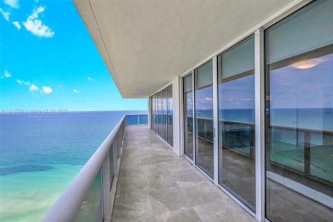 Condo in Hallandale Beach, Florida, 3 bedrooms  № 1888765 - photo 28