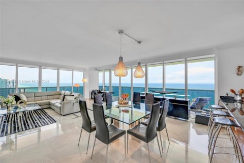 Condo in Hallandale Beach, Florida, 3 bedrooms  № 1888765 - photo 9