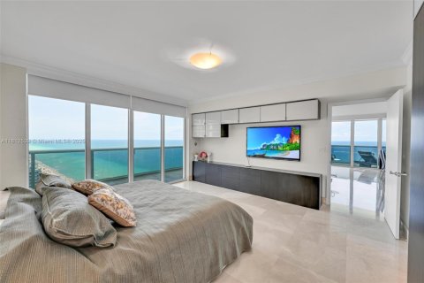 Condo in Hallandale Beach, Florida, 3 bedrooms  № 1888765 - photo 23