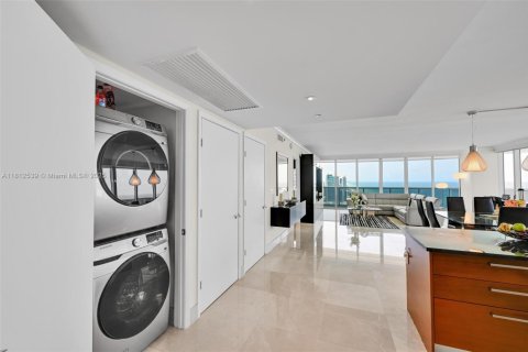 Condo in Hallandale Beach, Florida, 3 bedrooms  № 1888765 - photo 14
