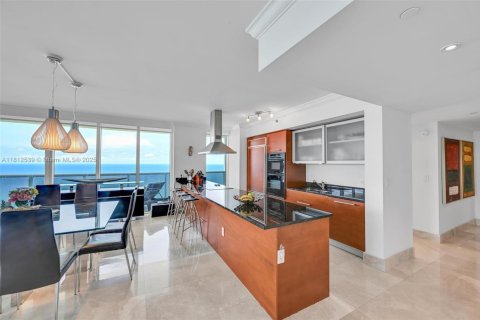 Condo in Hallandale Beach, Florida, 3 bedrooms  № 1888765 - photo 11