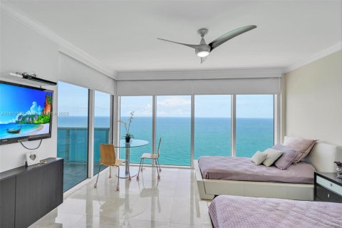 Condo in Hallandale Beach, Florida, 3 bedrooms  № 1888765 - photo 18