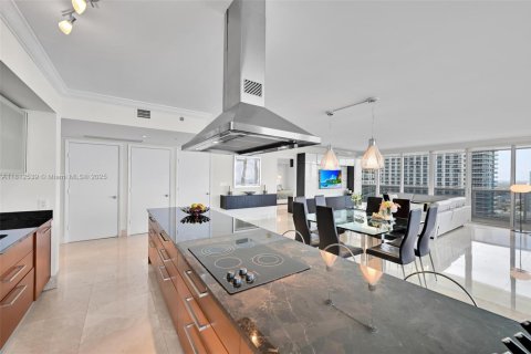 Condo in Hallandale Beach, Florida, 3 bedrooms  № 1888765 - photo 13