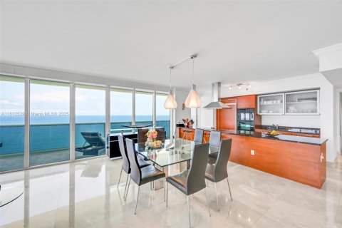 Condo in Hallandale Beach, Florida, 3 bedrooms  № 1888765 - photo 5