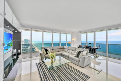 Condo in Hallandale Beach, Florida, 3 bedrooms  № 1888765 - photo 1
