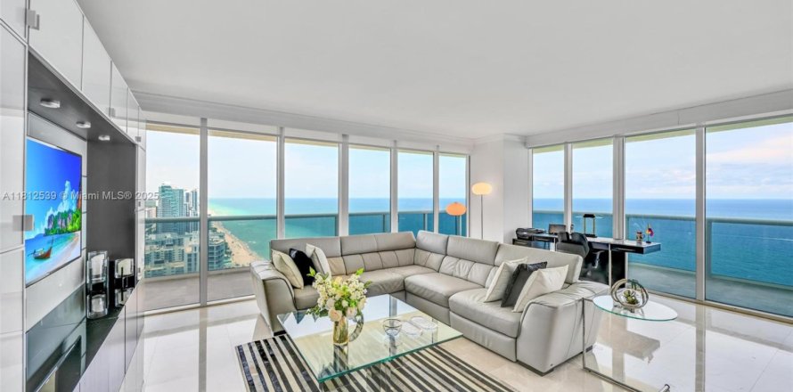 Condo in Hallandale Beach, Florida, 3 bedrooms  № 1888765
