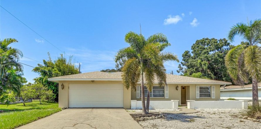 House in Sarasota, Florida 3 bedrooms, 169.45 sq.m. № 2099487
