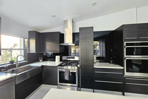 Купить виллу или дом в Майами, Флорида 3 спальни, 128.67м2, № 2050949 - фото 4