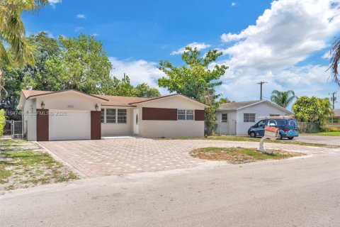 House in Miramar, Florida 3 bedrooms, 106.65 sq.m. № 2079316 - photo 1