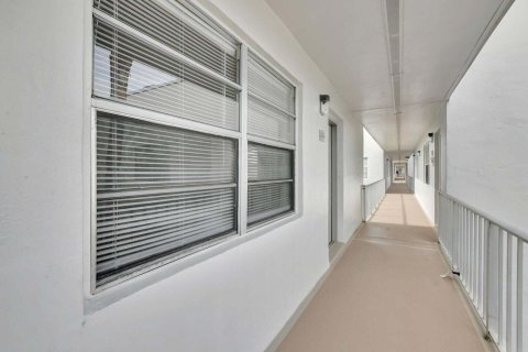 Снять в аренду кондоминиум в Делрей-Бич, Флорида 3 комнаты, 84.26м2, № 2175722 - фото 7