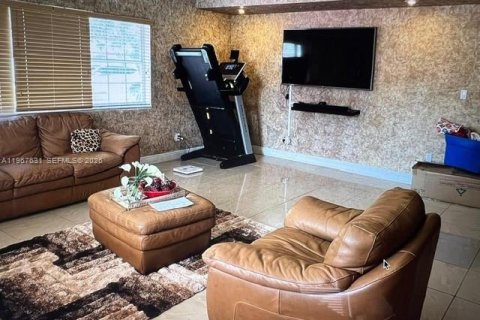 House in Miami, Florida 2 bedrooms, 161.65 sq.m. № 2032006 - photo 8