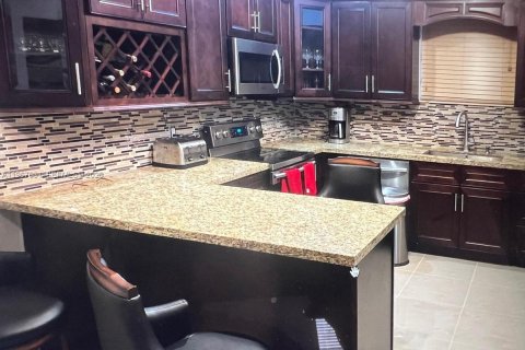 House in Miami, Florida 2 bedrooms, 161.65 sq.m. № 2032006 - photo 7