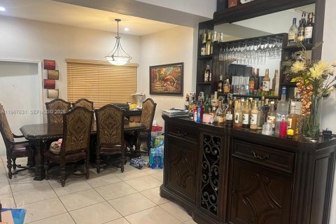 House in Miami, Florida 2 bedrooms, 161.65 sq.m. № 2032006 - photo 4