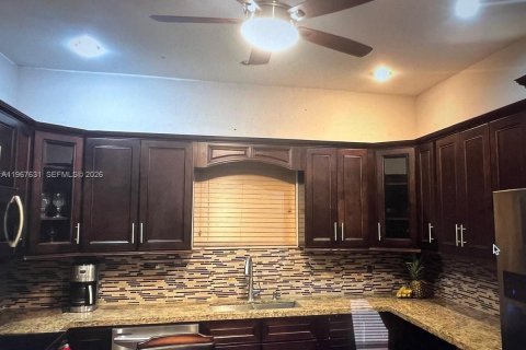 House in Miami, Florida 2 bedrooms, 161.65 sq.m. № 2032006 - photo 6