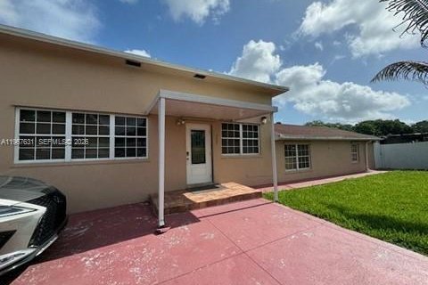 House in Miami, Florida 2 bedrooms, 161.65 sq.m. № 2032006