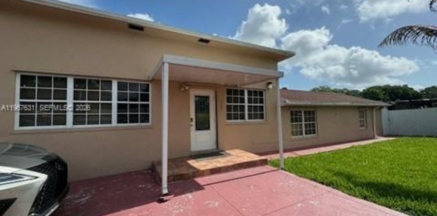 House in Miami, Florida 2 bedrooms, 161.65 sq.m. № 2032006