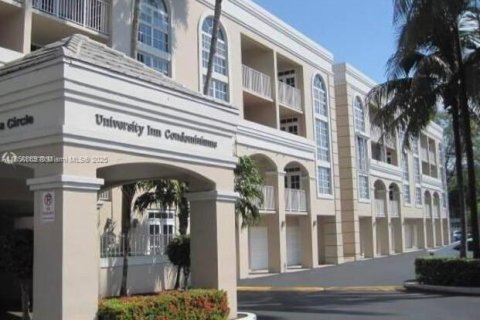 Condominio en alquiler en Coral Gables, Florida, 2 dormitorios, 84.54 m2 № 1855200 - foto 13