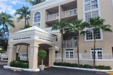Condominio en alquiler en Coral Gables, Florida, 2 dormitorios, 84.54 m2 № 1855200 - foto 1