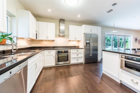 House in Coral Gables, Florida 3 bedrooms, 187.29 sq.m. № 2065261 - photo 6