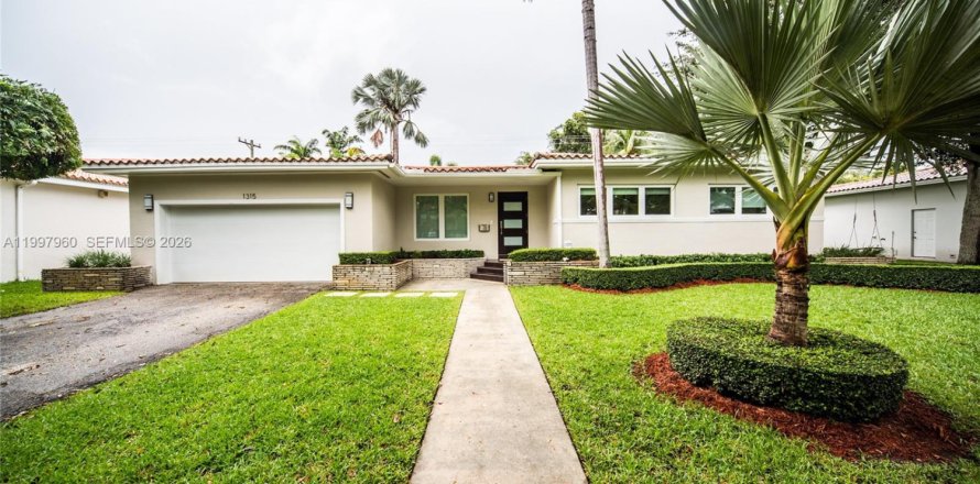 House in Coral Gables, Florida 3 bedrooms, 187.29 sq.m. № 2065261