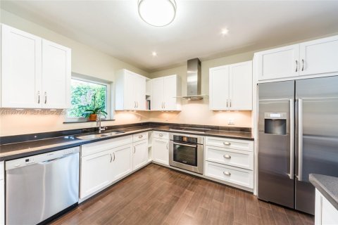 House in Coral Gables, Florida 3 bedrooms, 187.29 sq.m. № 2065261 - photo 5