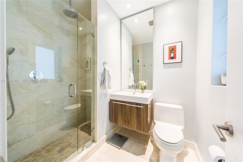 House in Coral Gables, Florida 3 bedrooms, 187.29 sq.m. № 2065261 - photo 12