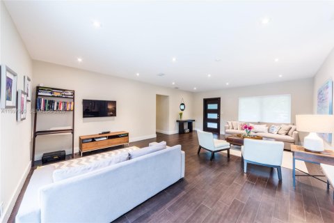 House in Coral Gables, Florida 3 bedrooms, 187.29 sq.m. № 2065261 - photo 3