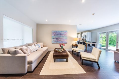 House in Coral Gables, Florida 3 bedrooms, 187.29 sq.m. № 2065261 - photo 2