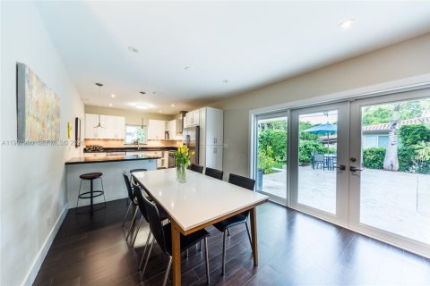 House in Coral Gables, Florida 3 bedrooms, 187.29 sq.m. № 2065261 - photo 4