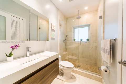 House in Coral Gables, Florida 3 bedrooms, 187.29 sq.m. № 2065261 - photo 9