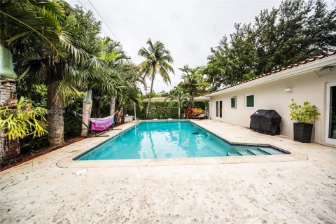 House in Coral Gables, Florida 3 bedrooms, 187.29 sq.m. № 2065261 - photo 13