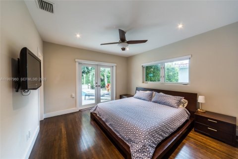 House in Coral Gables, Florida 3 bedrooms, 187.29 sq.m. № 2065261 - photo 7