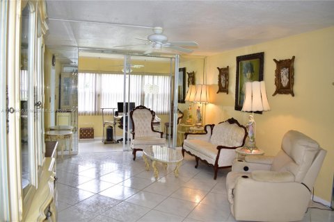 Condo in Sunrise, Florida, 2 bedrooms  № 1799432 - photo 17
