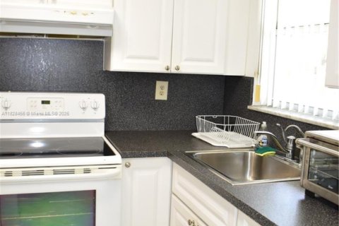 Condo in Sunrise, Florida, 2 bedrooms  № 1799432 - photo 9