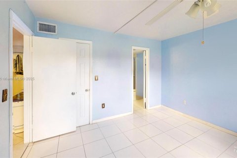 Condo in Sunrise, Florida, 2 bedrooms  № 1799432 - photo 24