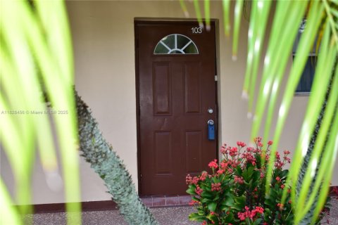 Condo in Sunrise, Florida, 2 bedrooms  № 1799432 - photo 1