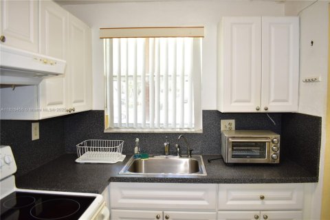 Condo in Sunrise, Florida, 2 bedrooms  № 1799432 - photo 12