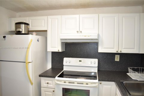 Condo in Sunrise, Florida, 2 bedrooms  № 1799432 - photo 11