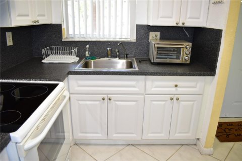 Condo in Sunrise, Florida, 2 bedrooms  № 1799432 - photo 14