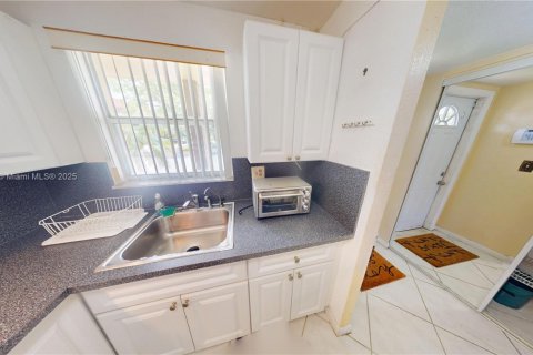 Condo in Sunrise, Florida, 2 bedrooms  № 1799432 - photo 13