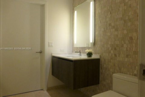 Condominio en alquiler en Miami, Florida, 2 dormitorios, 119.01 m2 № 2008000 - foto 8