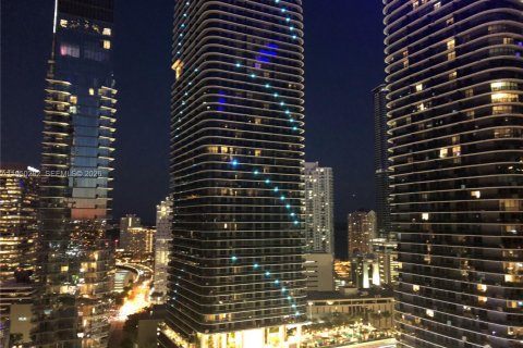 Condominio en alquiler en Miami, Florida, 2 dormitorios, 119.01 m2 № 2008000 - foto 2