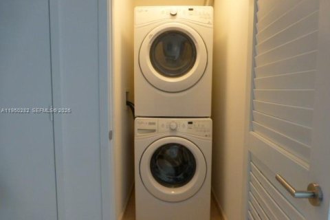 Condominio en alquiler en Miami, Florida, 2 dormitorios, 119.01 m2 № 2008000 - foto 19