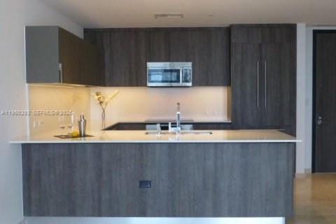 Condominio en alquiler en Miami, Florida, 2 dormitorios, 119.01 m2 № 2008000 - foto 3