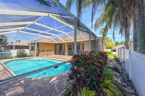 House in New Port Richey, Florida 3 bedrooms, 155.8 sq.m. № 2391589 - photo 6