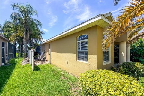 House in New Port Richey, Florida 3 bedrooms, 155.8 sq.m. № 2391589 - photo 2