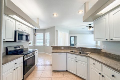 House in New Port Richey, Florida 3 bedrooms, 155.8 sq.m. № 2391589 - photo 17