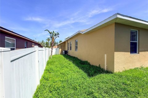 House in New Port Richey, Florida 3 bedrooms, 155.8 sq.m. № 2391589 - photo 7